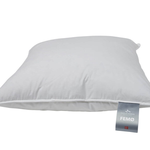 Femø pude 60x63 cm MELLEM
