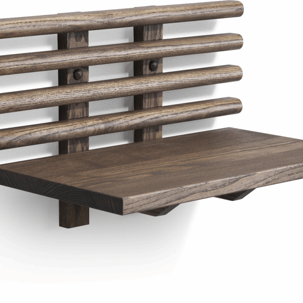 Sengebord / natbord Oscarssons Möbel Zana i massiv ask med hylde brunolieret