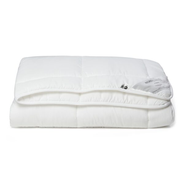 Allergivenlig fiberdyne 140x200 cm - Helårsdyne - Let fugttransporterende dyne - Nordstrand Home dyne