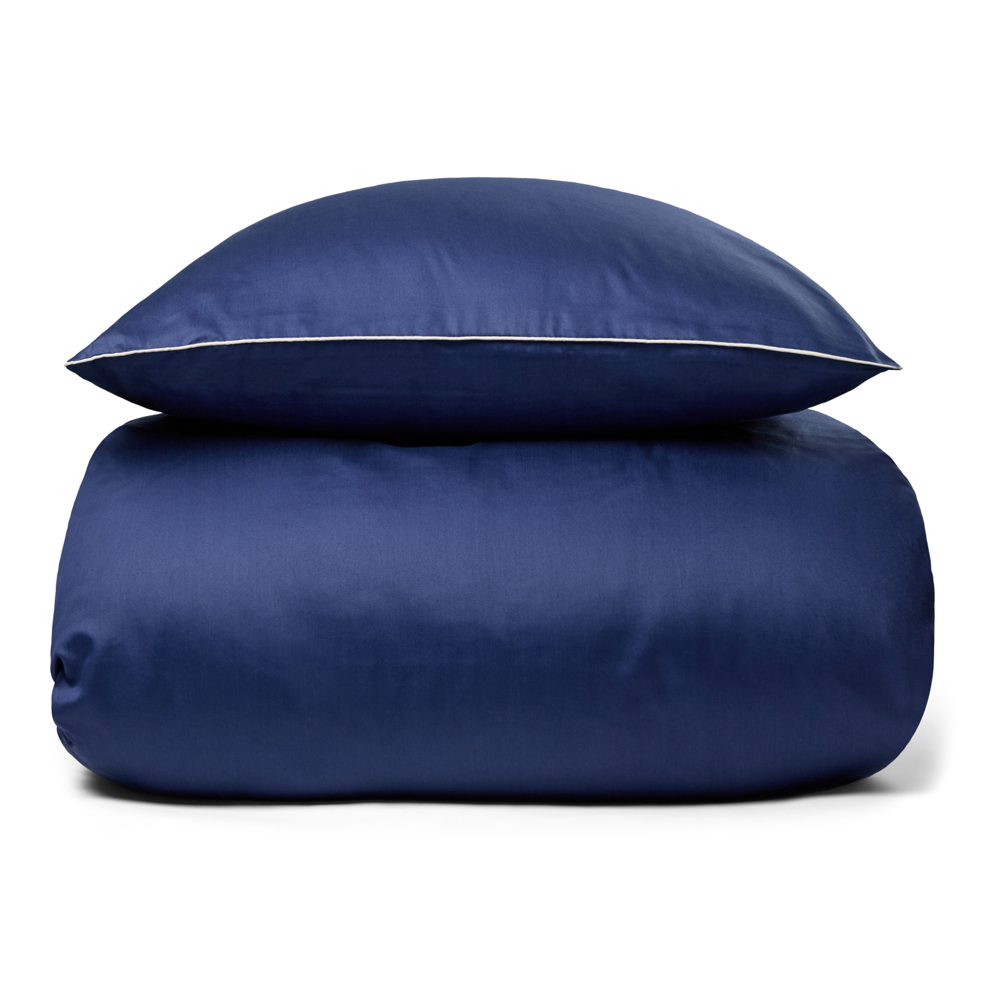 Sengetøj 140x200 cm - 100% bomuldssatin - Blå med hvid pipingkant Sengetøj 140x200 cm - 100% bomuldssatin - Blå med hvid pipingkant