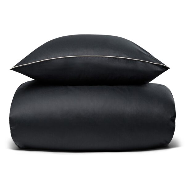Sengetøj 140x200 cm - 100% bomuldssatin - Sort med hvid pipingkant