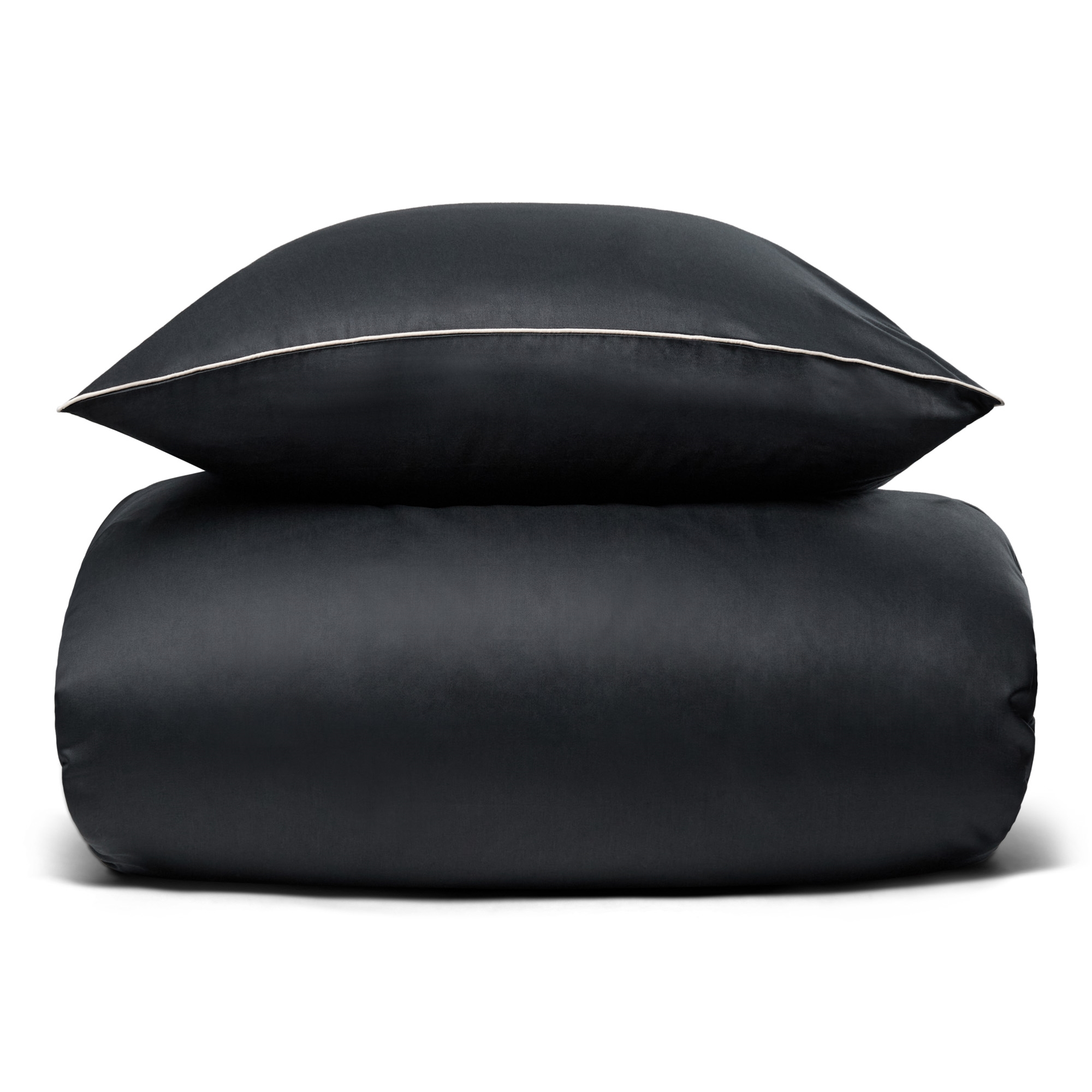 Sengetøj 140x200 cm - 100% bomuldssatin - Sort med hvid pipingkant Sengetøj 140x200 cm - 100% bomuldssatin - Sort med hvid pipingkant