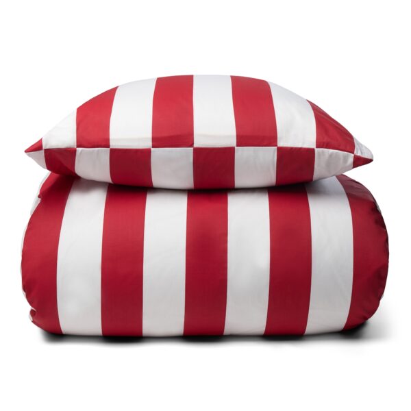 Sengetøj i 100% blødt og lækkert bomuldssatin - Flotte røde striber - 140x200 cm - Nordic Stripe sengesæt fra By Night