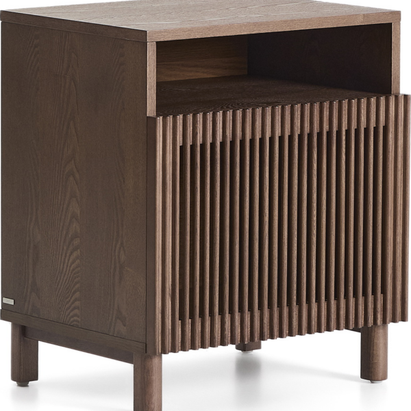 Sengebord Kave Home Beyla - mørkebrun egefiner & MDF, stående lameller, åben niche, blød lukning, vægbeslag, H62xB53xD42 cm