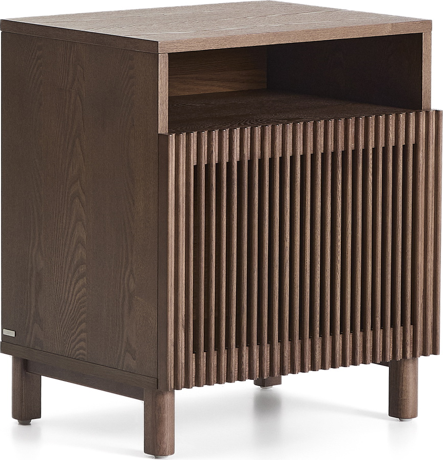Sengebord Kave Home Beyla - mørkebrun egefiner & MDF, stående lameller, åben niche, blød lukning, vægbeslag, H62xB53xD42 cm
