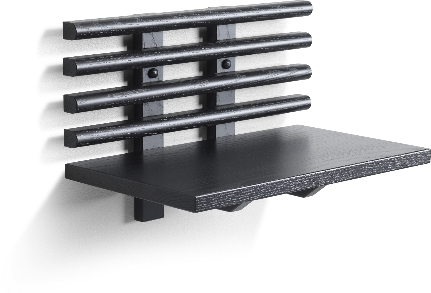 Sengebord med hylde Oscarssons Möbel Zana massiv ask sortbejdset H26xB40xD25 cm Sengebord med hylde Oscarssons Möbel Zana massiv ask sortbejdset H26xB40xD25 cm