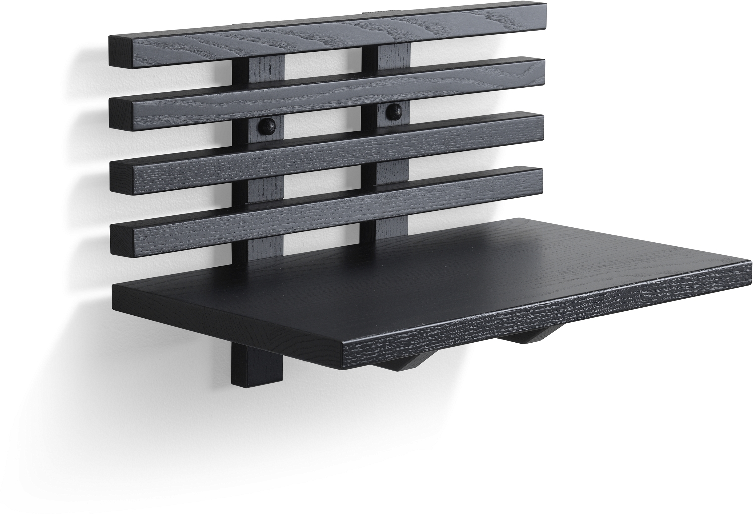 Sengebord / natbord Oscarssons Möbel Zece massiv sortbejdsed ask med hylde H26 x B40 x D25 cm Sengebord / natbord Oscarssons Möbel Zece massiv sortbejdsed ask med hylde H26 x B40 x D25 cm